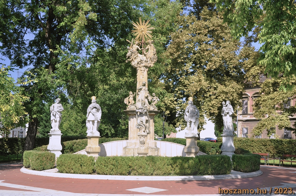 Erzsébet tér - Szentháromság szobor