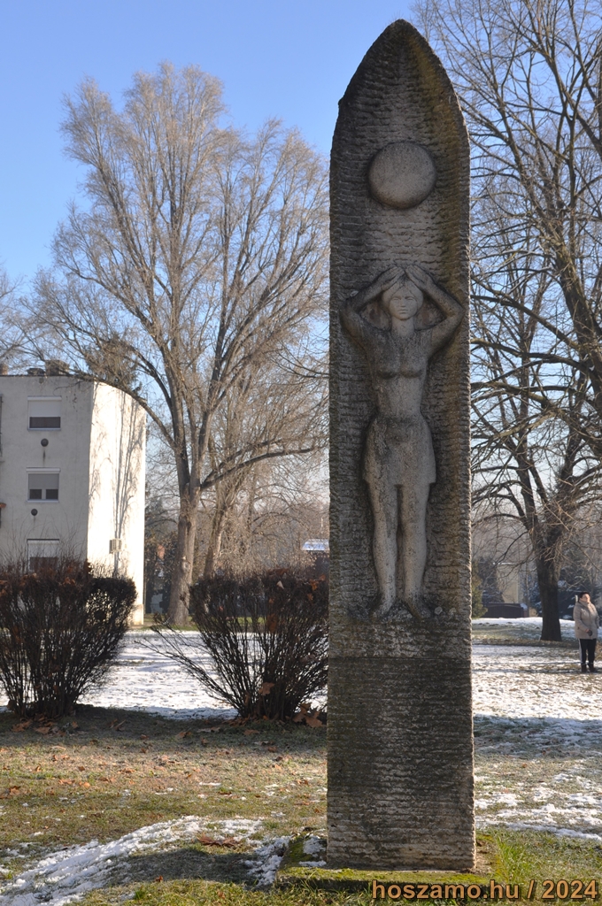 Nap és Hold szobor, Dombóvár