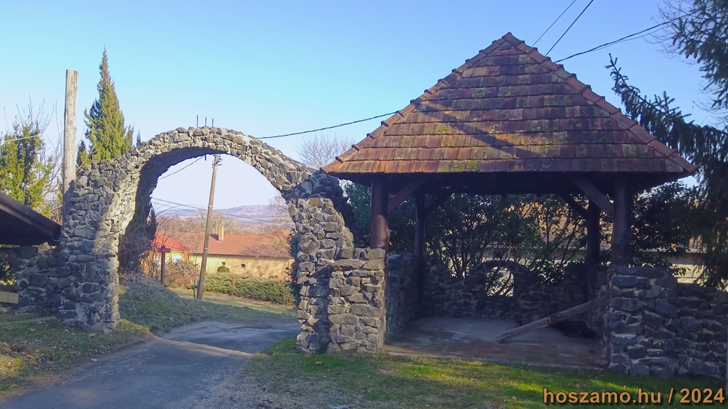 Petőhenye - Temető bejárat.